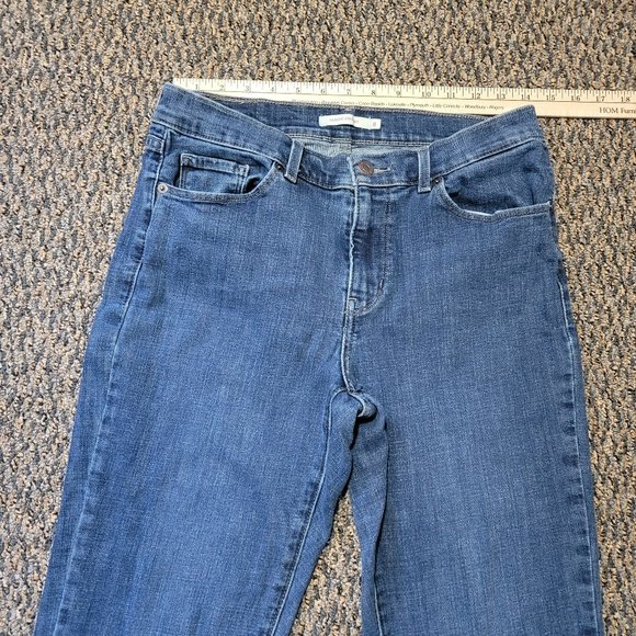 EUC Classic, perfect fit jeans With a little stretch. Made by Levi's. Size 8 - Picture 14 of 15